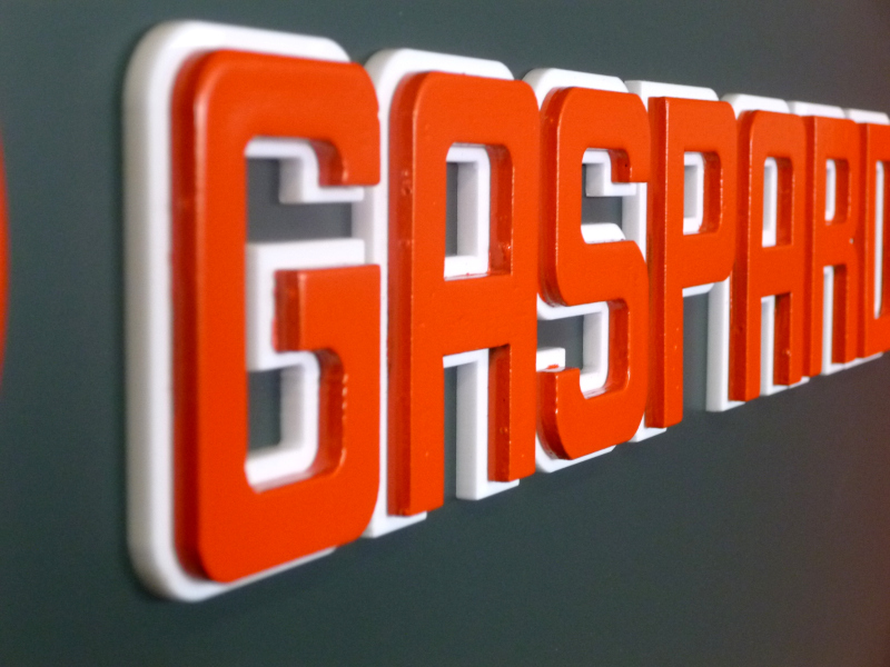 dettaglio scritta logo con lettere a rilievo